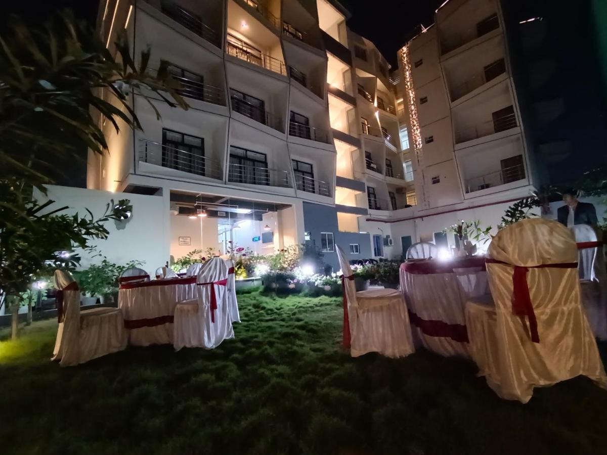 Hotel Ridley International ดีกา ภายนอก รูปภาพ